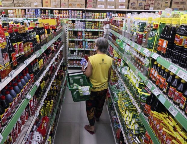 PHOTO: Senior shopping in a grocery store STORY: Bigger goods discount for seniors, PWDs set